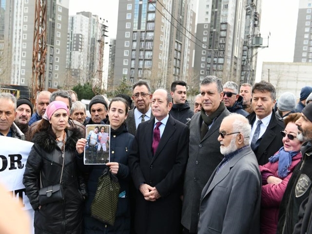 Vekil Hamzaçebi ve Başkan Bozkurt Esenyurt'ta konut Mağdurları ile görüştü