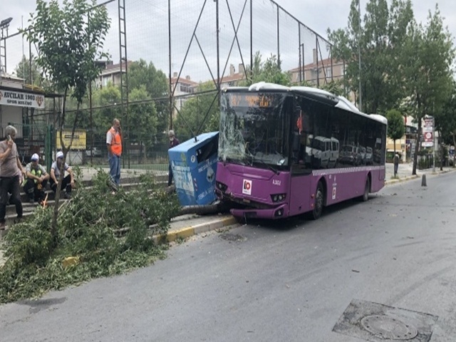 Fenelaşan Otobüs şoförü önce konteynıra ardından ağaca çarptı