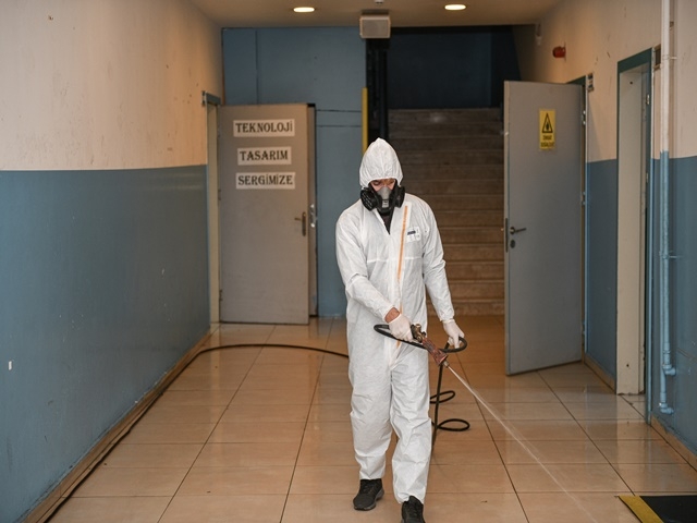 Esenyurt’ta okullar haşerelere karşı ilaçlanıyor