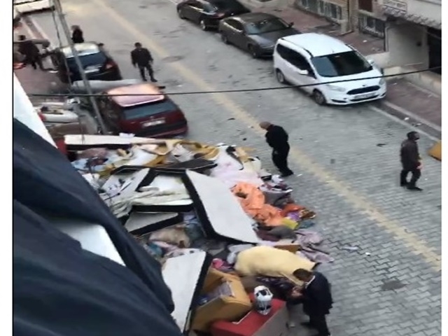 Esenyurt’ta yabancı uyrukluların kaldığı evden yüzlerce yatak ve ranza çıktı