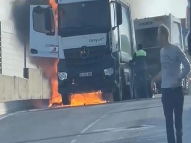 Esenyurt Belediyesi’nin Çöp kamyonu, alev alev yandı