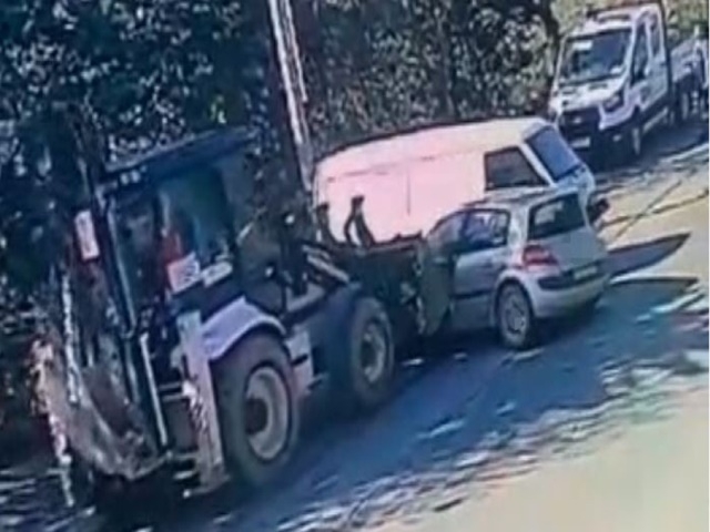 Kontrolden çıkan kepçe Silivri’de araçları biçti