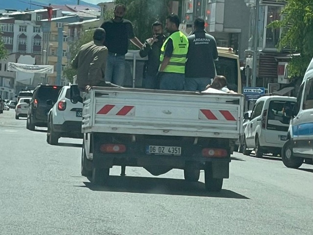 Ardahan Belediyesi'nin personel taşıma görüntüsü tepki çekti!