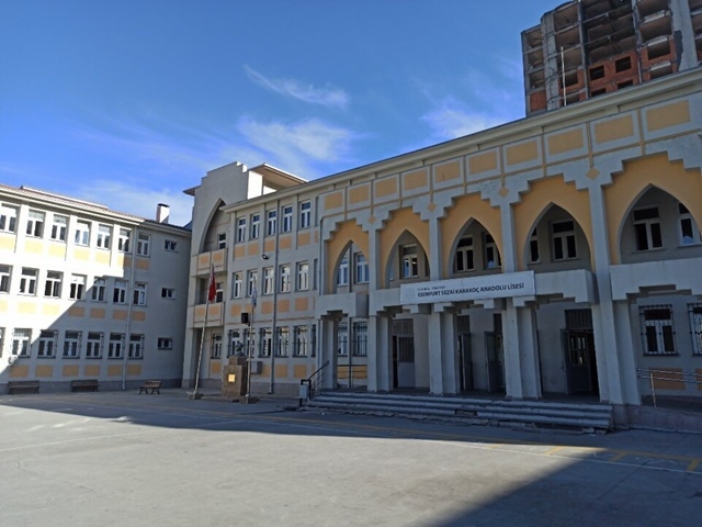 Esenyurt Sezai Karakoç Lisesi’nde Bıçaklı Kavga İddiası!