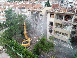 Büyükçekmece'de riskli binaların yıkımı başlandı