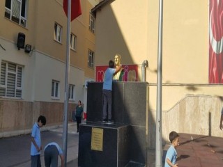 Dakikalarca Atatürk büstüne sarıldı