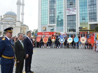 Esenyurt’ta Atatürk Anıtı'na çelenk bırakıldı