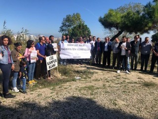 Halk Tabelayı Dikti: ‘Bu arsa Esenyurtlu çocukların okul alanıdır!’