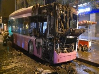 Park Halindeki Belediye Otobüsü Alev Alev Yandı