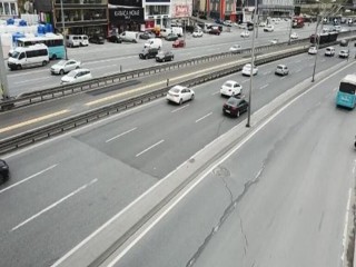 Avcılar yan yolda korkutan çatlaklar!