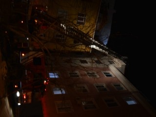 Esenyurt’ta şiddetli rüzgâr 4 katlı binanın çatısını uçurdu