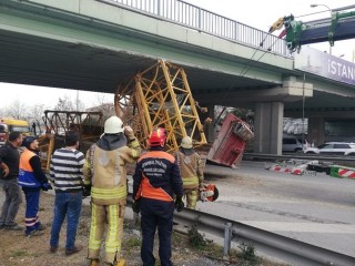 Esenyurt'ta tır üst geçide takıldı