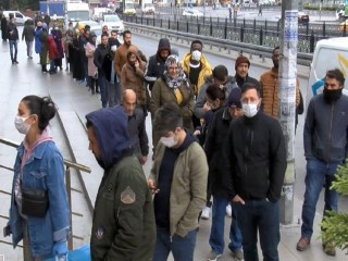 Banka ve PTT kuyruğunda ne 'sosyal mesafe' ne de '65 yaş' kuralına uydular!