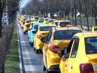 İşleri Düşen Taksiciler Esenyurt’ta eylem yaptı
