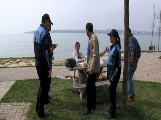 Piknikçiler yasağa rağmen Beylikdüzü sahilinde