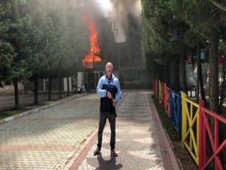 Belediyeye kızdı buz pistini ateşe verdi