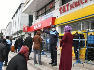Esenyurt Belediyesi’nden PTT Önünde Coronavirüs Önlemi