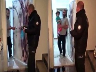 Esenyurt'ta 2 yaşındaki kıza polisler emzik getirdi