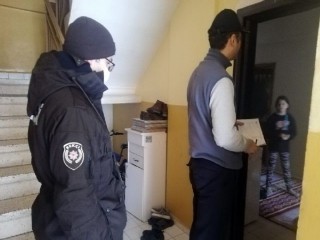 Esenyurt’ta Bekçi eşliğinde yardım paraları dağıtılıyor