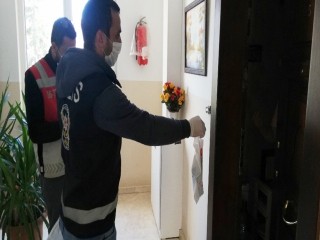 Esenyurt’ta polis kapı kapı dolaşıp maske ve kolonya dağıttı