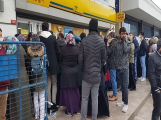 Esenyurt’ta PTT önünde 'sosyal yardım' izdihamı