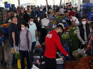 Esenyurt'ta sokağa çıkma yasağı alışverişi izdihama neden oldu