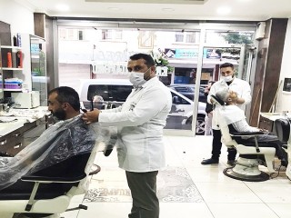 Esenyurt’ta berberler, kuaförler iş başı yaptı