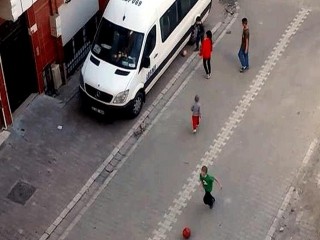 Esenyurt'ta çocukların sokaktaki oyununu polis sireni bitirdi