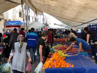 Esenyurt’ta pazarlarda ve marketlerde bayram yoğunluğu