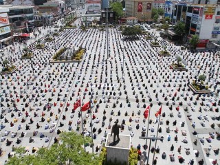 İlk Cuma Namazı Esenyurt Meydan’ında Kılındı