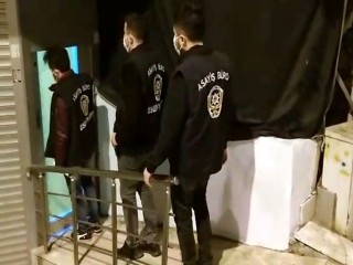Koronavirüs yasağına rağmen açık olan alkollü mekana polis baskını