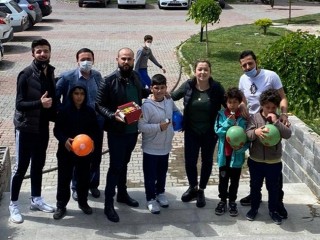 Muhtar Karakulah Esenyurtlu çocukları sevindirdi