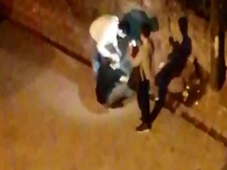 Sokak ortasında tıraş oldular