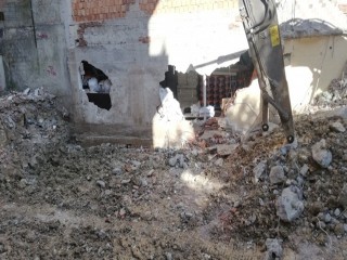 Avcılar'da bina yıkımında şok görüntü!