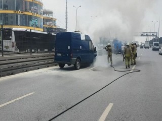 Beylikdüzü E-5'te kaza yapan ticari minibüs yandı
