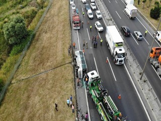 Esenyurt'ta servis midibüsü devrildi: 10 yaralı