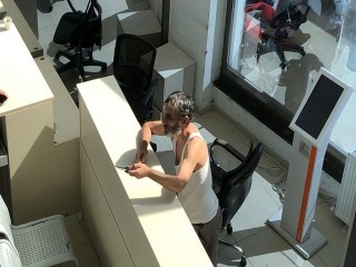 Hapisten yeni çıkan şahıs bıçakla Esenyurt'ta sosyal yardımlaşma vakfını bastı