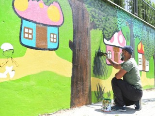 Esenyurt’ta parkların duvarları çocuklar için renklendiriliyor