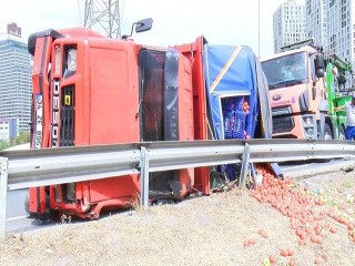 Esenyurt’ta domates yüklü kamyon devrildi