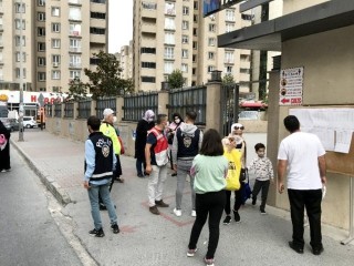 Esenyurt'ta polisler okul çevresinde kuş uçurtmadı