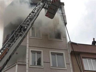 Esenyurt’ta 4’üncü kattaki daire alev alev yandı