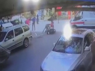 Esenyurt'ta ambulansla motosiklet çarpıştı