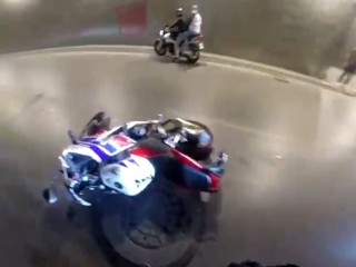 Esenyurt’ta motosikletli sürücü iki otobüsün arasında kaldı