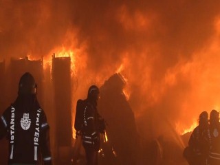Esenyurt'ta korkutan yangın! İşçiler seferber oldu