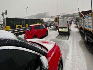 Beylikdüzü E-5'te kar nedeniyle trafik durdu