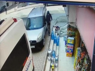 Esenyurt'ta araba çalan hırsızlar kamerada