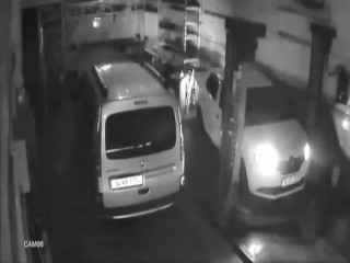 Esenyurt'ta otomobilin dükkâna daldığı anlar