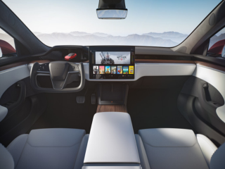 Yeni Tesla Model S'de geri vitese geçmenin çılgın bir yolu var!