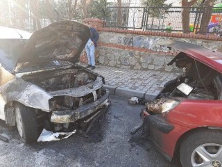 Esenyurt'ta İki Otomobil Yanarak Kullanılmaz Hale Geldi