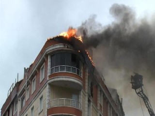 Esenyurt'ta 5 katlı binada korkutan yangın